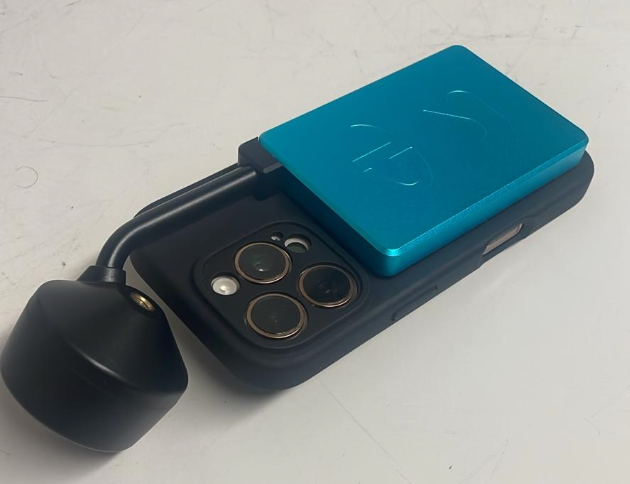 Displays the correct positioning of the PocketScan on the iPhone.